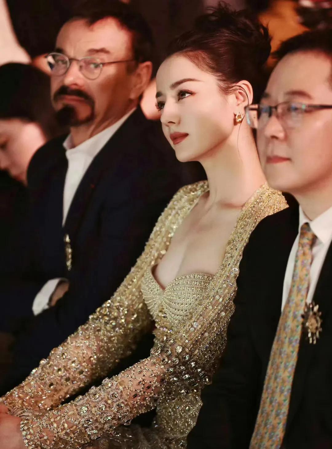 以后“中国第一美女”不仅仅局限在林青霞、刘亦菲和陈红了，迪丽热巴在颜值上完全不输