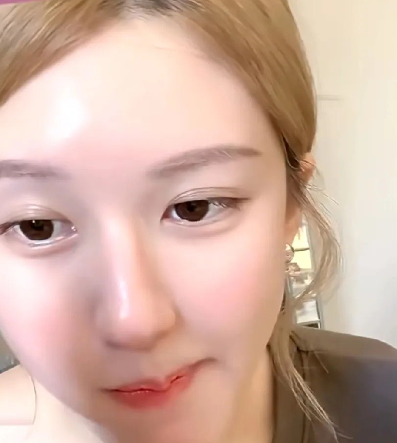 网友发弹幕劝赵露思：“再这样下去可能真没戏拍了，别自毁前程啊”

结果她回了