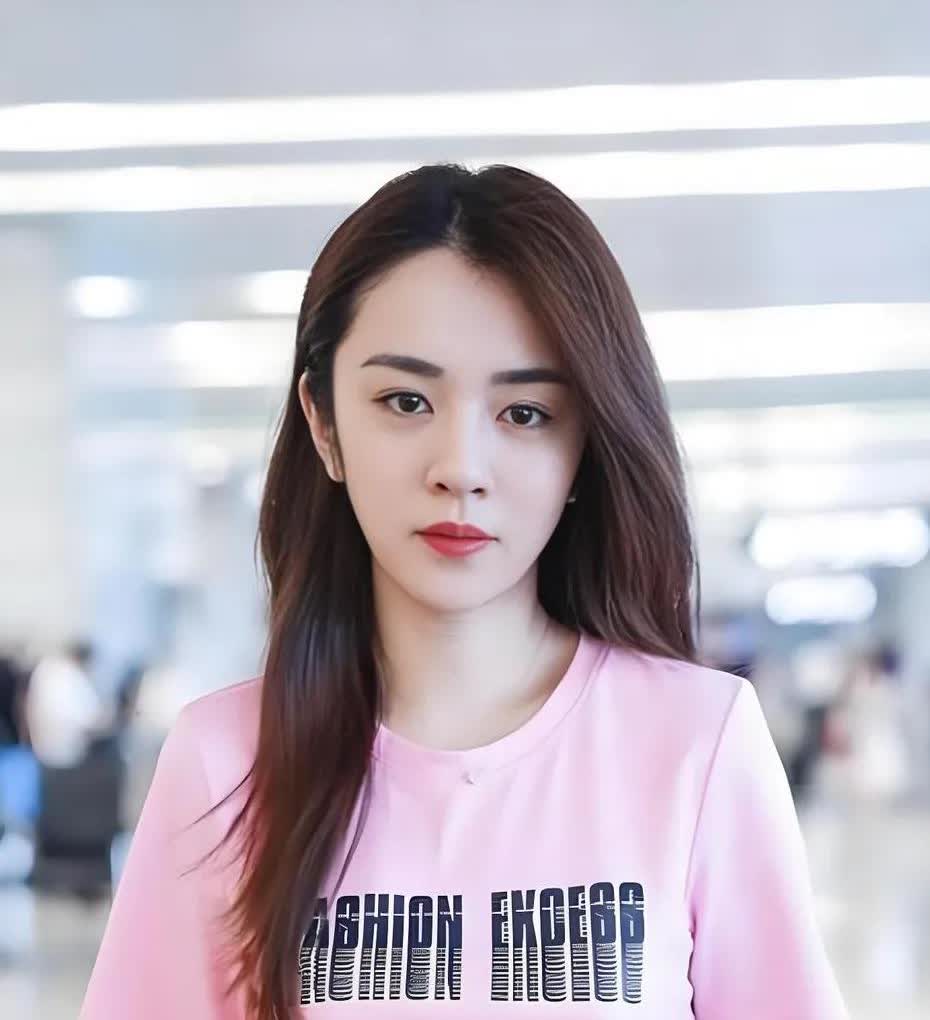我临时恶补了一下，才知道王晓晨原来是张嘉译“老婆”，当初看那个剧的时候就觉得便宜