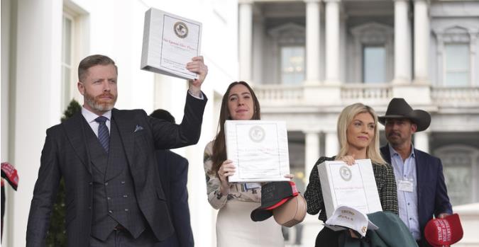 爱泼斯坦的那批黑料真的被涂黑了，而且据美国司法部长帕姆·邦迪 （Pam Bond