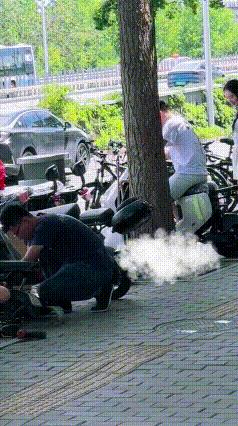 牛冠凯也是有大众追拍的人了
前两天买了小牛电动车
今天寄了莎头合体的球拍
还骑着