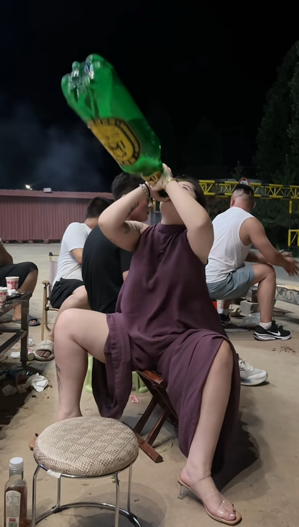 闺蜜喝酒实在是有点太彪了