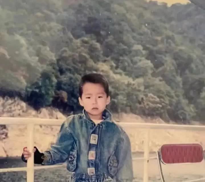 人丑衣服破 说啥都是错。刘宇宁小时候也很帅呀。