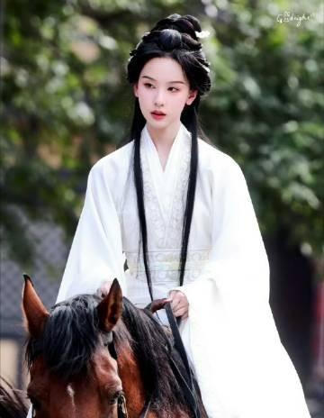 陈都灵主演的《翘楚》里面的白衣骑马妆造，简简单单的白衣妆造，反而衬托出了陈都灵的