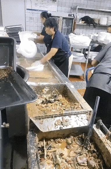 没事千万不要去后厨，
怕你吃不下饭！