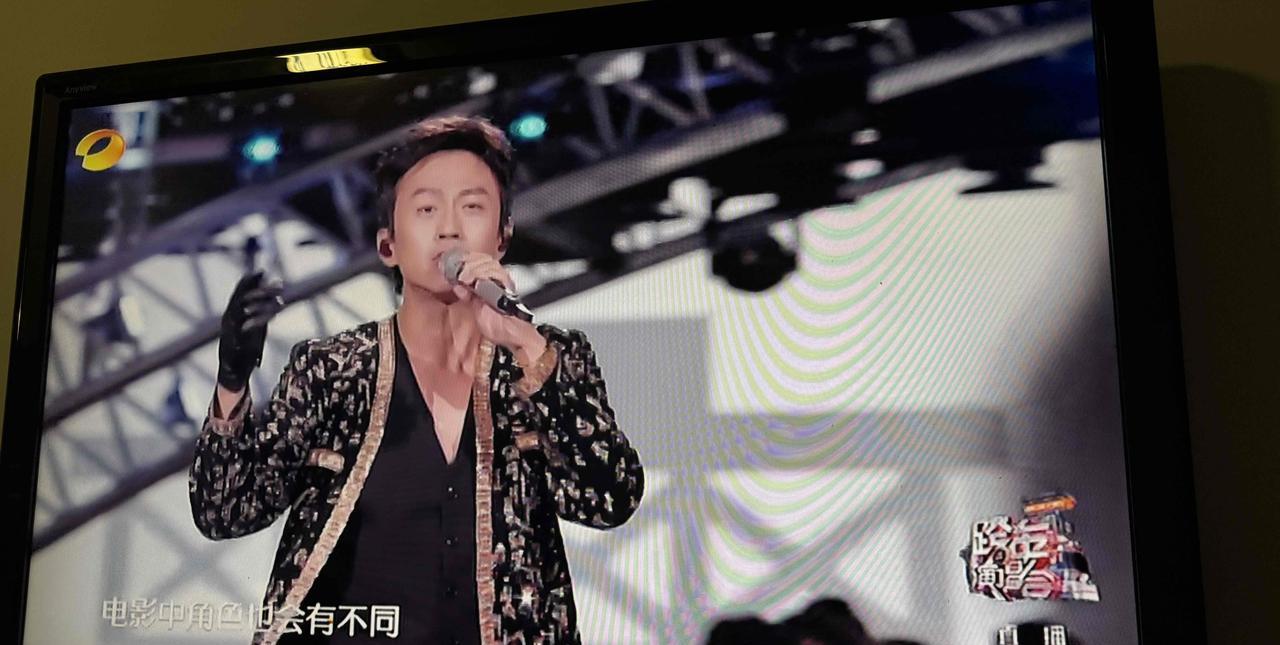 邓超唱着跑男的主题歌出现在湖南卫视跨年演唱会，确实有种让人穿越的感觉，不过很纳闷