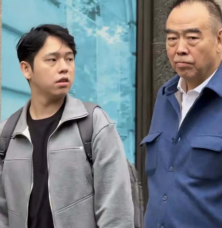 陈凯歌大儿子跟他的长相简直一模一样，陈红的基因一点也没显示出来。