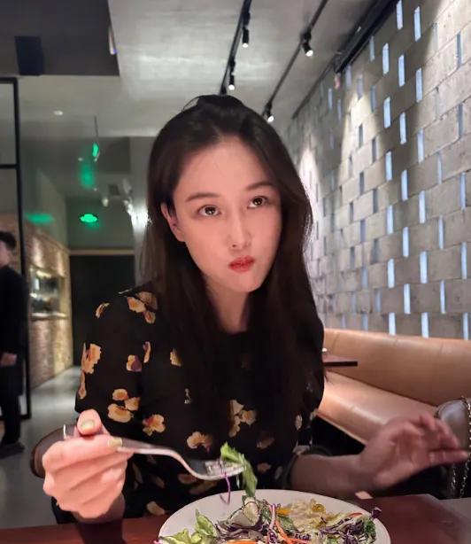 健身一周竟胖3斤？张馨予自曝 "翻车" 操作，背后竟藏着娱乐圈宣传潜规则！
张馨