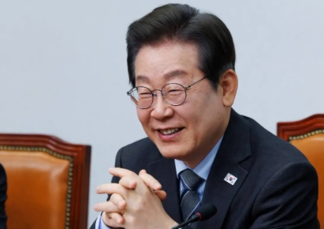 韩国最新情况：
       李在明总统遭遇执政以来最大危机，国民力量党联合其他