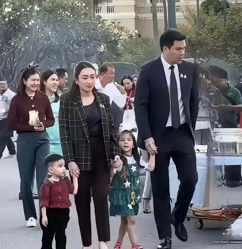 因为和洪森通话问题，佩通坦被暂时停止了总理职务，但她已经就任了文化部长。
作为一