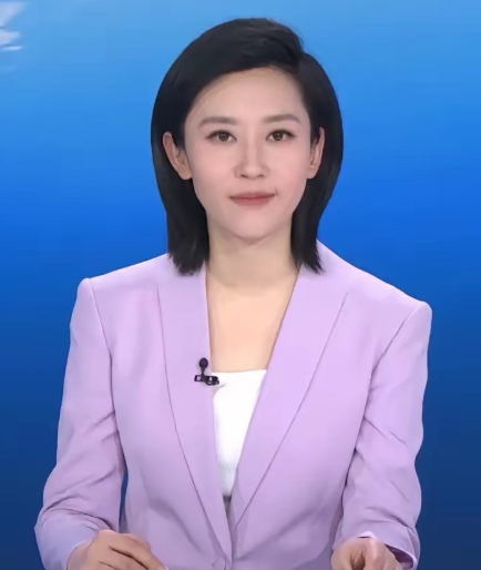 央视年轻一代的这些主持人里面，她是最漂亮的一位，比起主持过春晚的马凡舒和龙洋不知