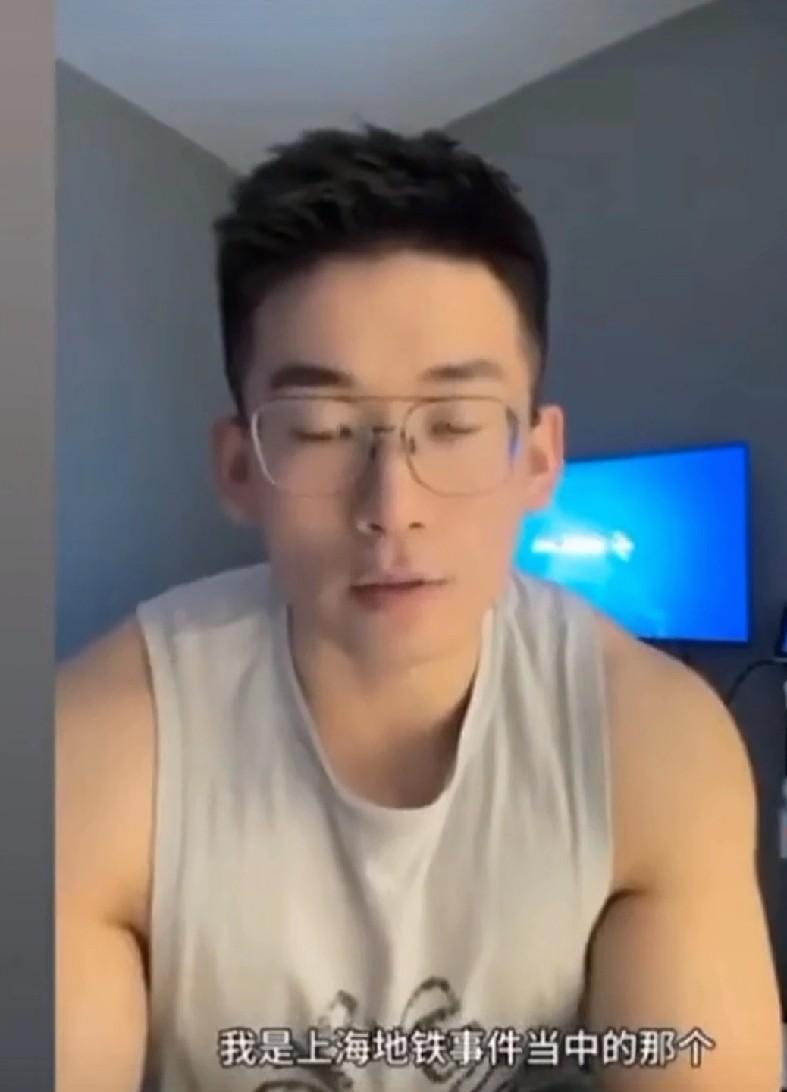 就是这个肌肉男，收拾了一个上海中年男人。这个穿灰色衣服的中年男人，乘地铁辱骂、歧