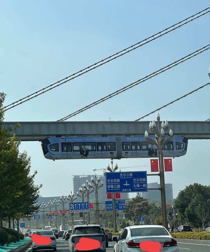 十一假期最后一天，开车路过武汉爆火体验项目～空中轨道电车！
看着感觉武汉这座城市