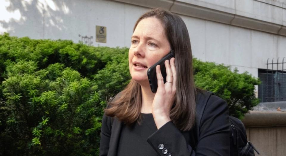 爱泼斯坦案件，又发生了一件怪事。美联社报道说，负责这起案件的律师科米，最近被美国