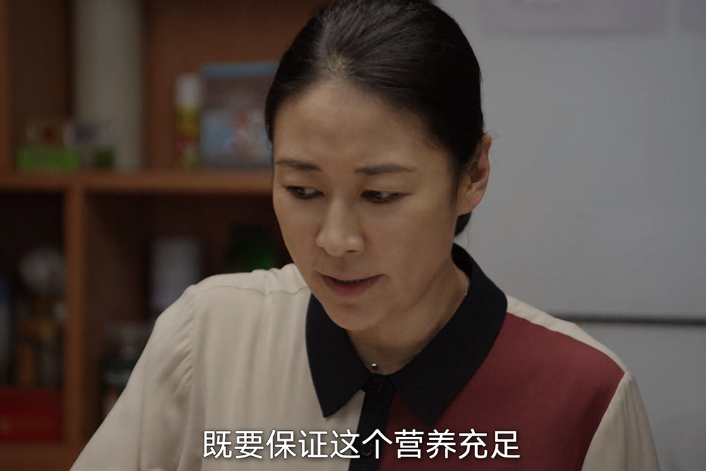 高考前夕应该怎样度过？
 
《大考》中在高考的前一天，吴家俊的妈妈做了一桌子美味