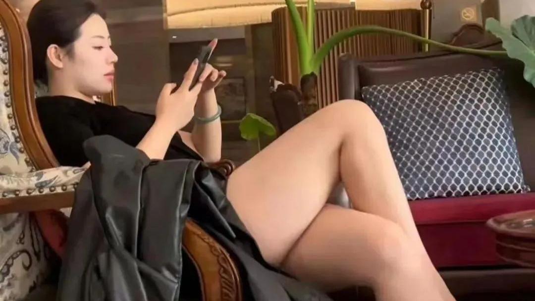 顶级丰腴熟妇！风韵犹存，魅力不减当年！