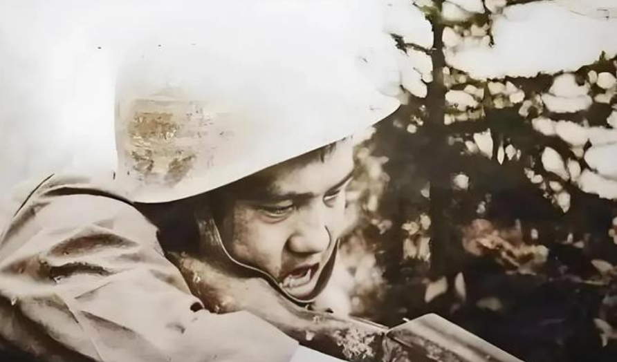 1986 年，18岁的战士至死都没尝过爱情的滋味，牺牲前，奄奄一息地对护士说：“