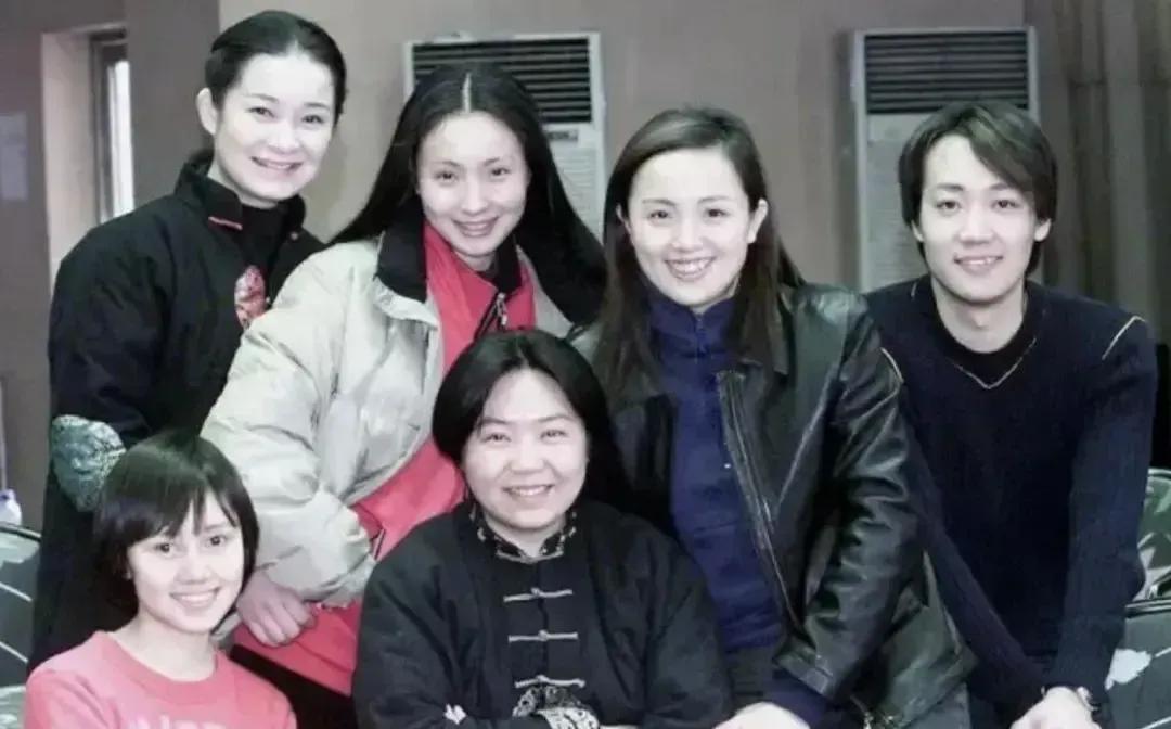 这几位演员，朱媛媛最漂亮，五官那么漂亮！这么优秀的演员真的好可惜啊！
老公坐在她