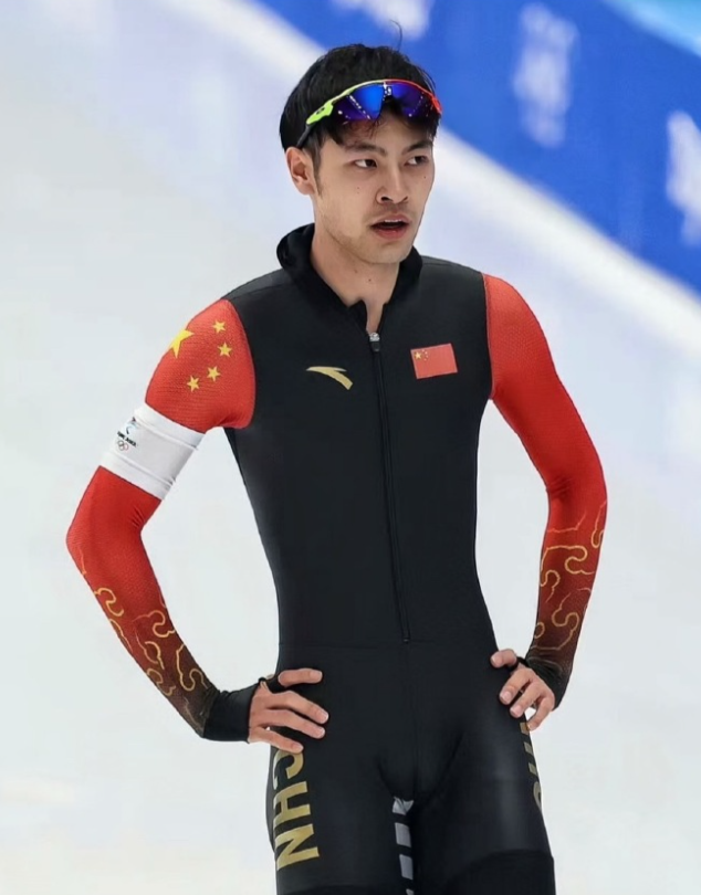 太燃了！宁忠岩在米兰冬奥会速度滑冰男子1500米决赛中，以1分41秒98打破奥运