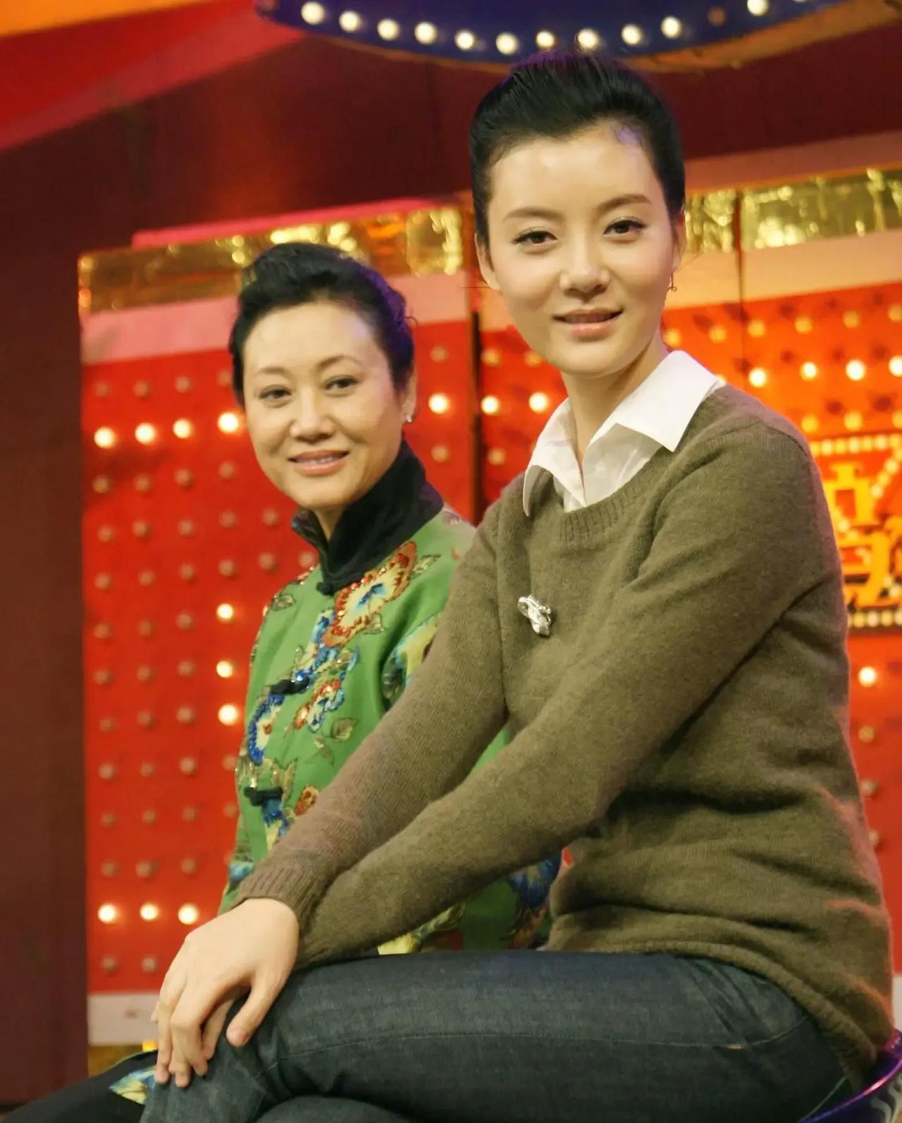 车晓说，我妈王丽云也是演员，大家可能都熟悉她。我从小在剧团长大，对这个圈子熟。我