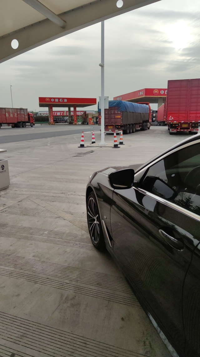 平时就喜欢起步挠胎的那种驾驶风格
平时喜欢起步挠胎的驾驶风格：不是炫技，是对机械