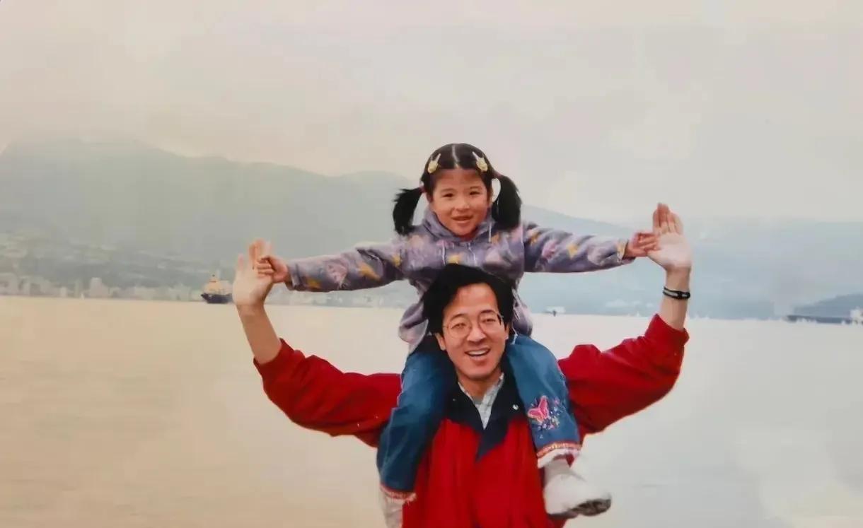 女儿像爸没错了，俞洪敏女儿也一样，看起来是灵气又聪明的娃。