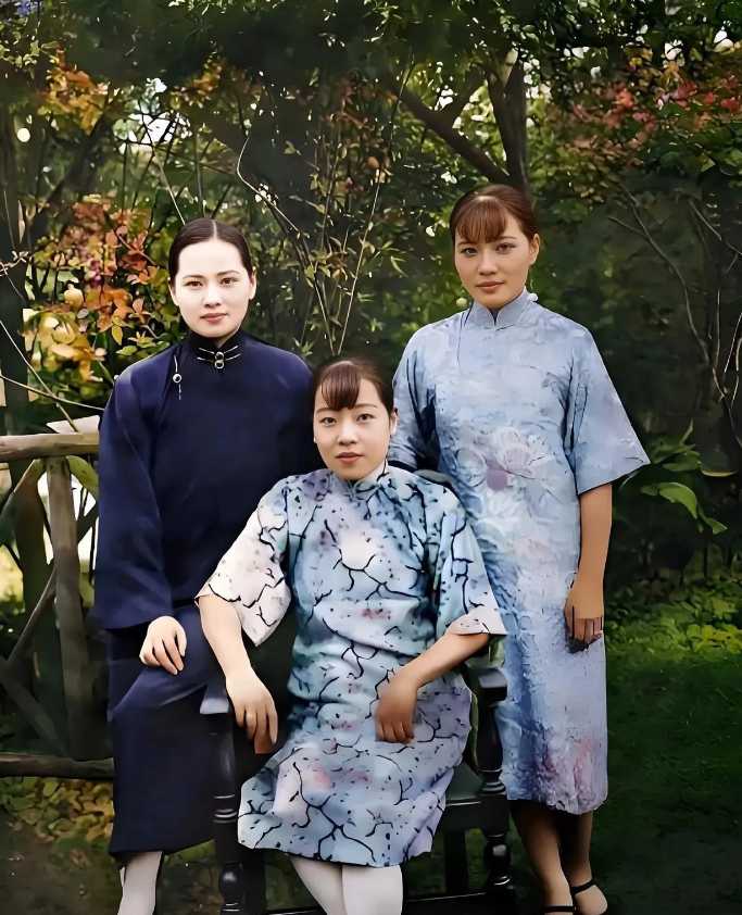 1925年，宋氏三姐妹的合影，看来看去，还是庆龄先生最美。

宋氏三姐妹年龄由大