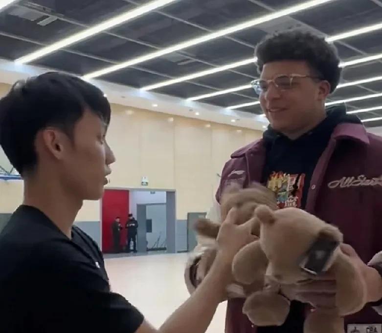 小胖洛夫顿谈徐杰：
“非常感谢徐杰的礼物，我很喜欢，向我的兄弟表示感谢。”
“徐