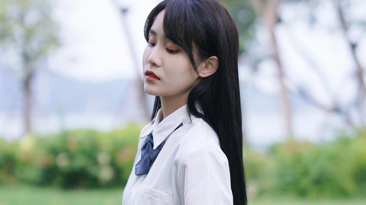 男女久别重逢有这三种互动，大概率还爱着彼此：
1.目光总在人群中，寻找彼此；
2