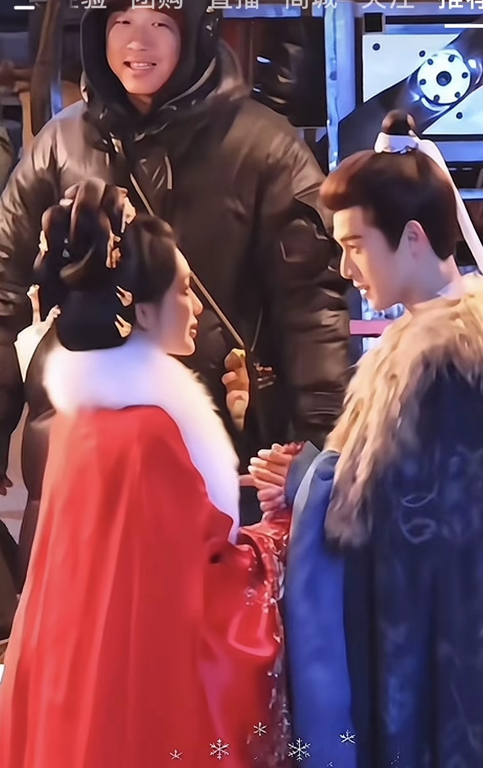 李昀锐片场给孟子义捂手，工作人员的眼神亮了。怎么能证明不是正片呢？因为工作人员没