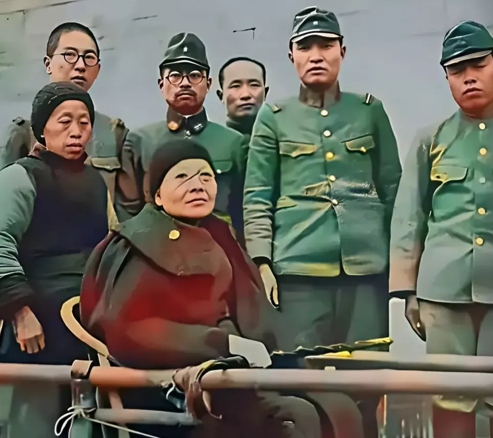 1942年，南京街头，汪兆娥裹棉袍坐在滑竿上，日本士兵恭敬列队陪伴！他是大汉奸汪