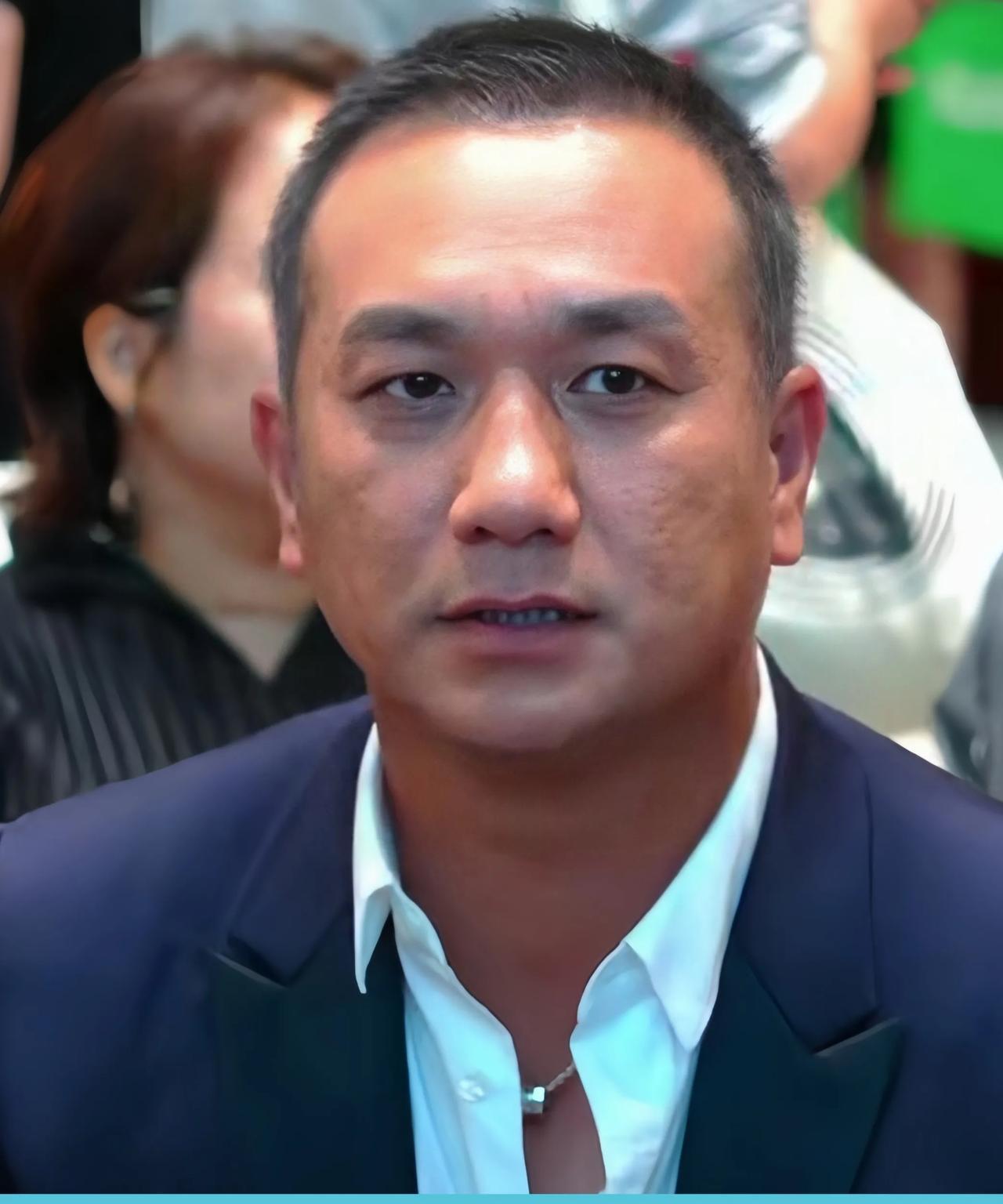黄觉亮相活动，状态超棒，风采尽显！在《藏海传》里，他把大坏蛋平津侯庄芦隐演活了，