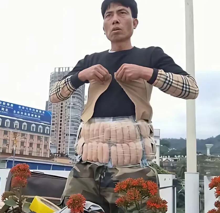 越南民众也不易！

为了从中国多带货，只能把烤肠绑在身上，试图幸运过关。如果被越