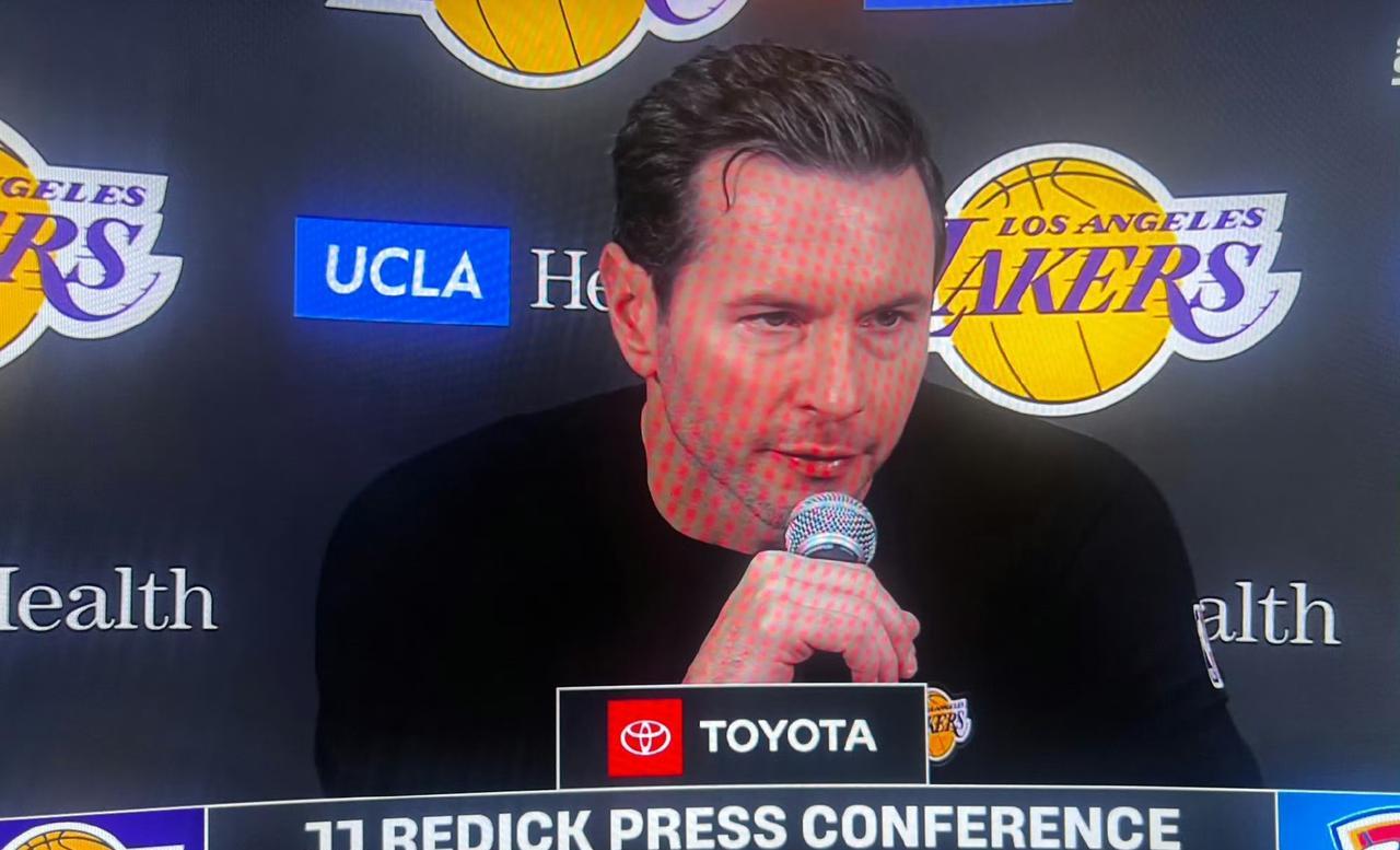 雷迪克表示，湖人队整晚在防守端都一团糟：“我会承担一部分责任。”
雷迪克谈湖人今