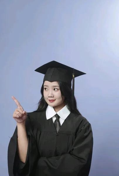 济南这几天有件事特别火，那就是一个大学生嫁了一位比自己大了20岁的富翁，正在她陷