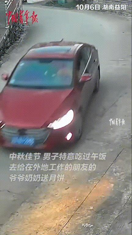 “根本放不下！”，湖南益阳，男子回老家过中秋陪伴父母，突然接到了初中时期玩伴的电