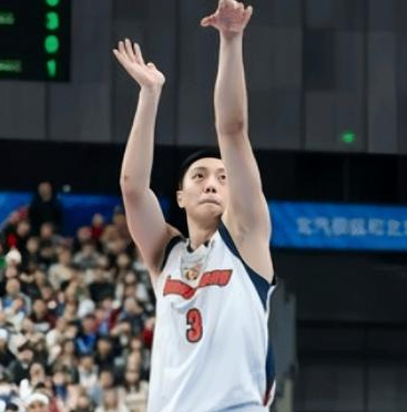 胡明轩赛季新高14分，广东男篮险胜北控。CBA常规赛，广东男篮客场挑战北控，这场