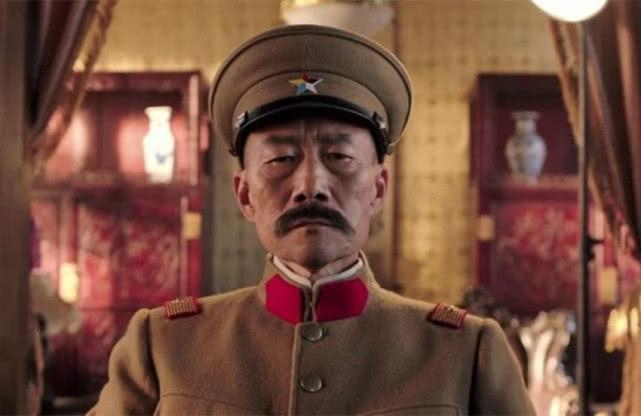 1891年，16岁的张作霖落难乞讨，孙寡妇看中了他，解开衣扣，掏出一块腰牌给他：
