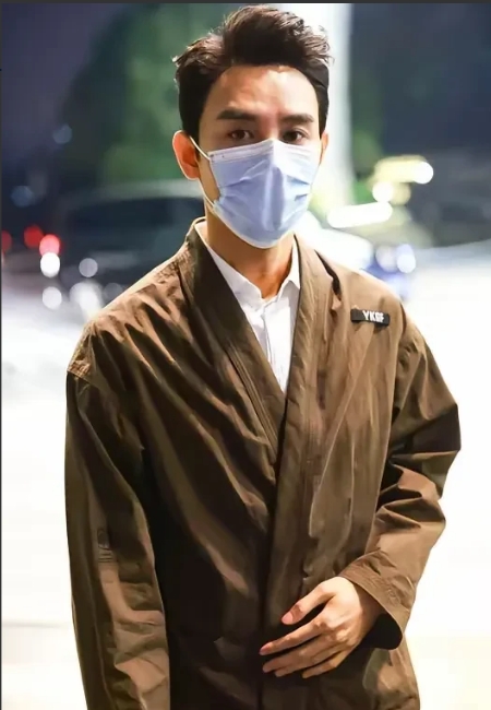 惊不惊喜，王凯和张佳宁年龄差有11岁。王凯生于1979年，张佳宁1990年出生，