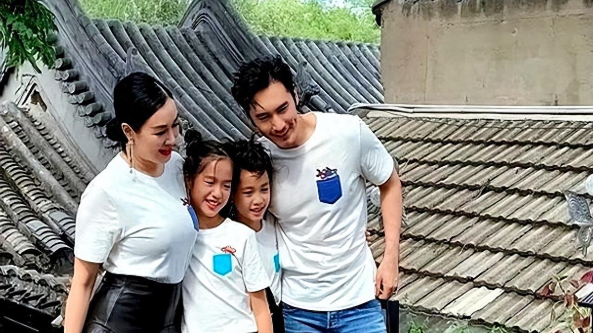 钟丽缇父亲节晒两个女儿和老公合影，两个女儿继承父母高颜值！