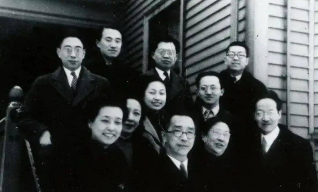四十年代，胡适、杨步伟、赵元任、周一良、杨联陞等在一起，笑容满面，举止温柔，合影