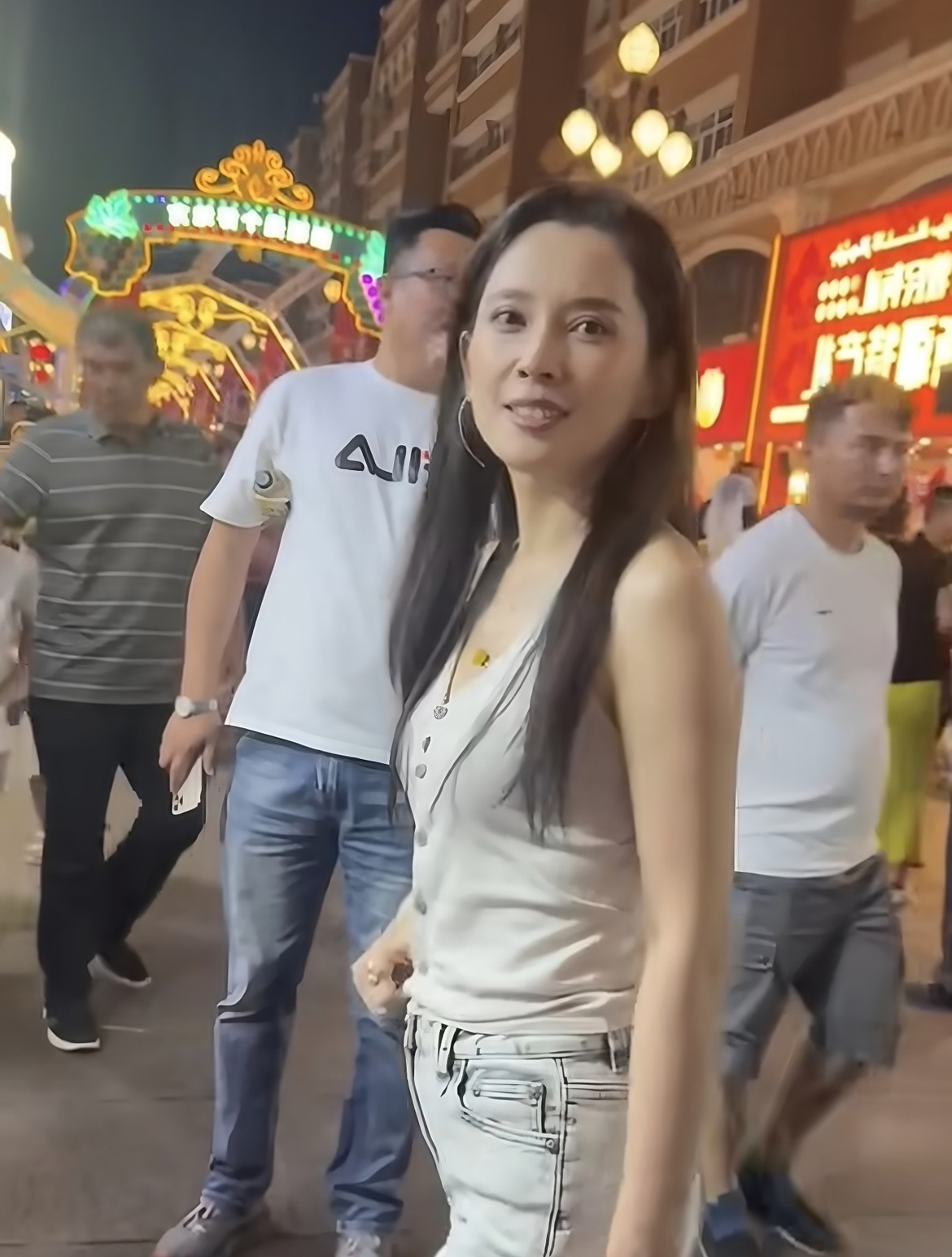 汪峰现女友森林北新疆街头被偶遇！
长得真一般没有网上吹的那么好看。 