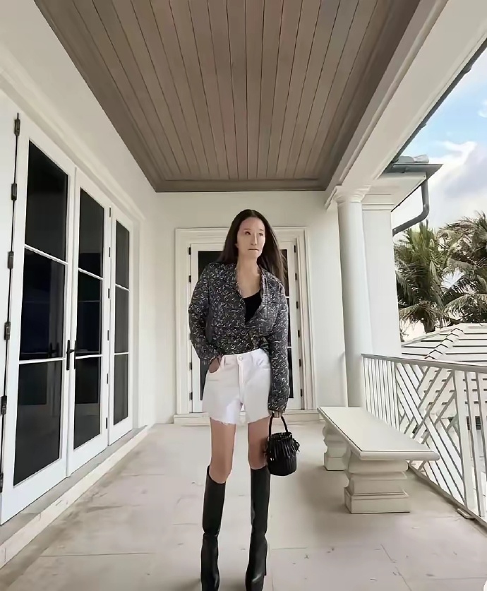 73岁像37，她靠滑冰冻龄
​​王薇薇把滑冰场搬进自家客厅。每天五点起床，先滑一