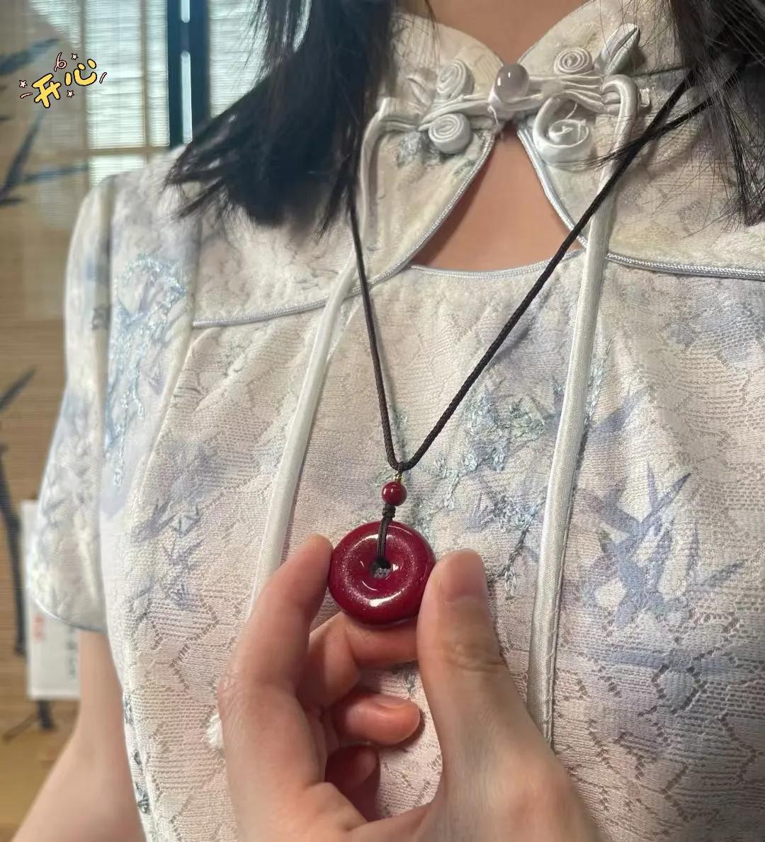 分享一个玄学真相。
出门前如果钥匙掉地上，衣角挂锁上，家犬拦路，车三次打不着火…