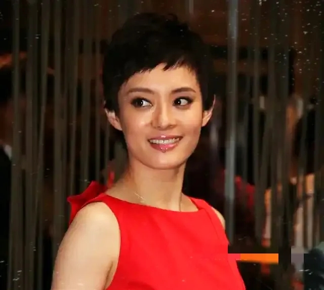 孙俪说：“网友总说我眼睛大得像得了甲亢，我照镜子都怀疑自己，特意去问医生朋友要不