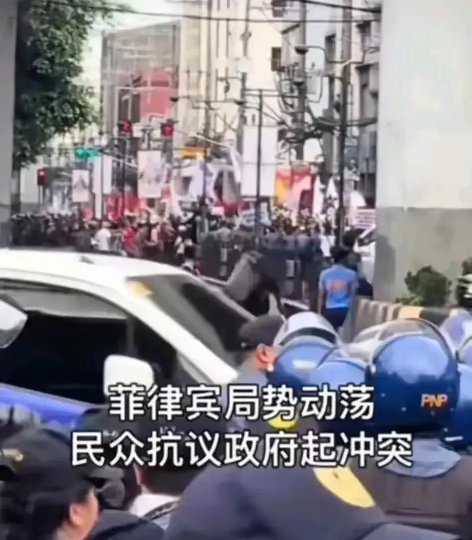 菲众觉醒，奔赴马尼拉，要求小马科斯下台。菲警怕民众活捉小马科斯，便发生冲突，现已