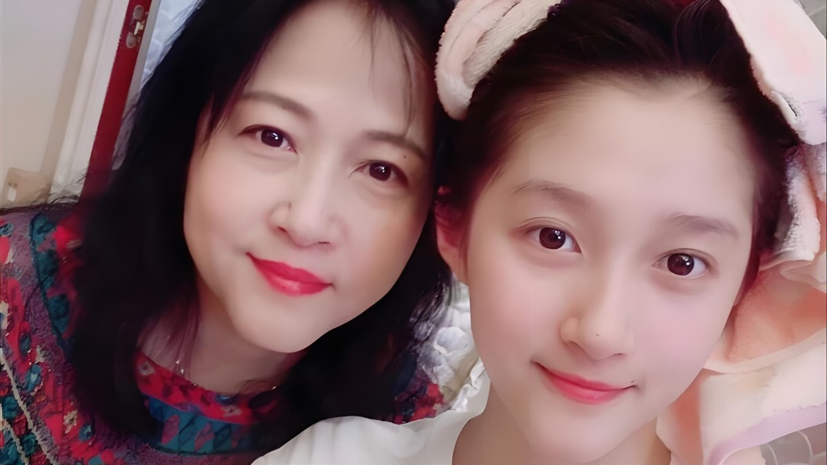 关晓彤母亲身份曝光！隐于幕后的戏剧界大咖，竟是女儿爆红23年的秘密推手