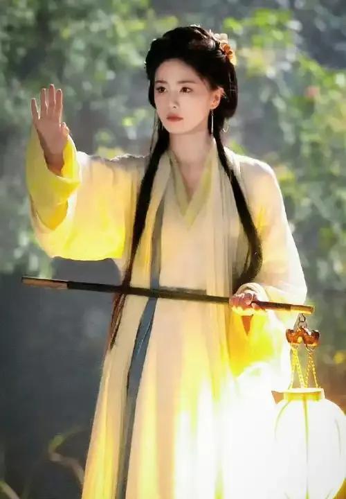 曾舜晞与梁永棋现身象山影视城，给正在拍戏的白鹿送上惊喜探班！此前三人因仙侠剧《临