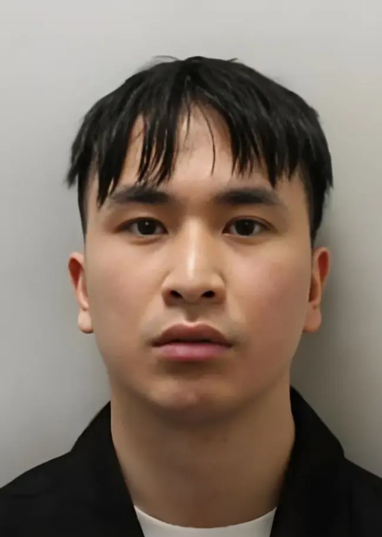 这名男子名叫邹振豪，来自广东东莞，在伦敦大学学院读博士期间，竟然对中国和英国的至