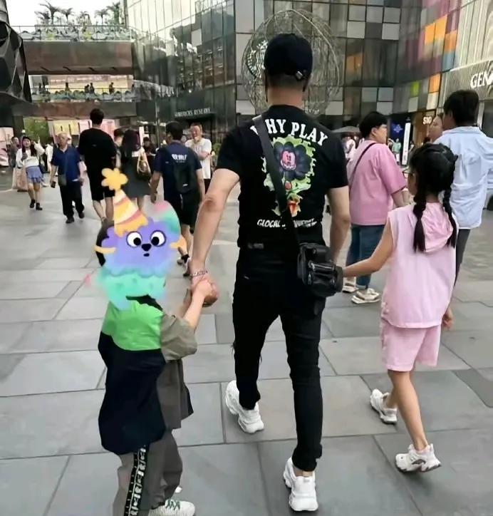 又看到汪峰带着和章子怡生的一儿一女出来逛街了！
真是想不明白，汪峰既然那么爱这两